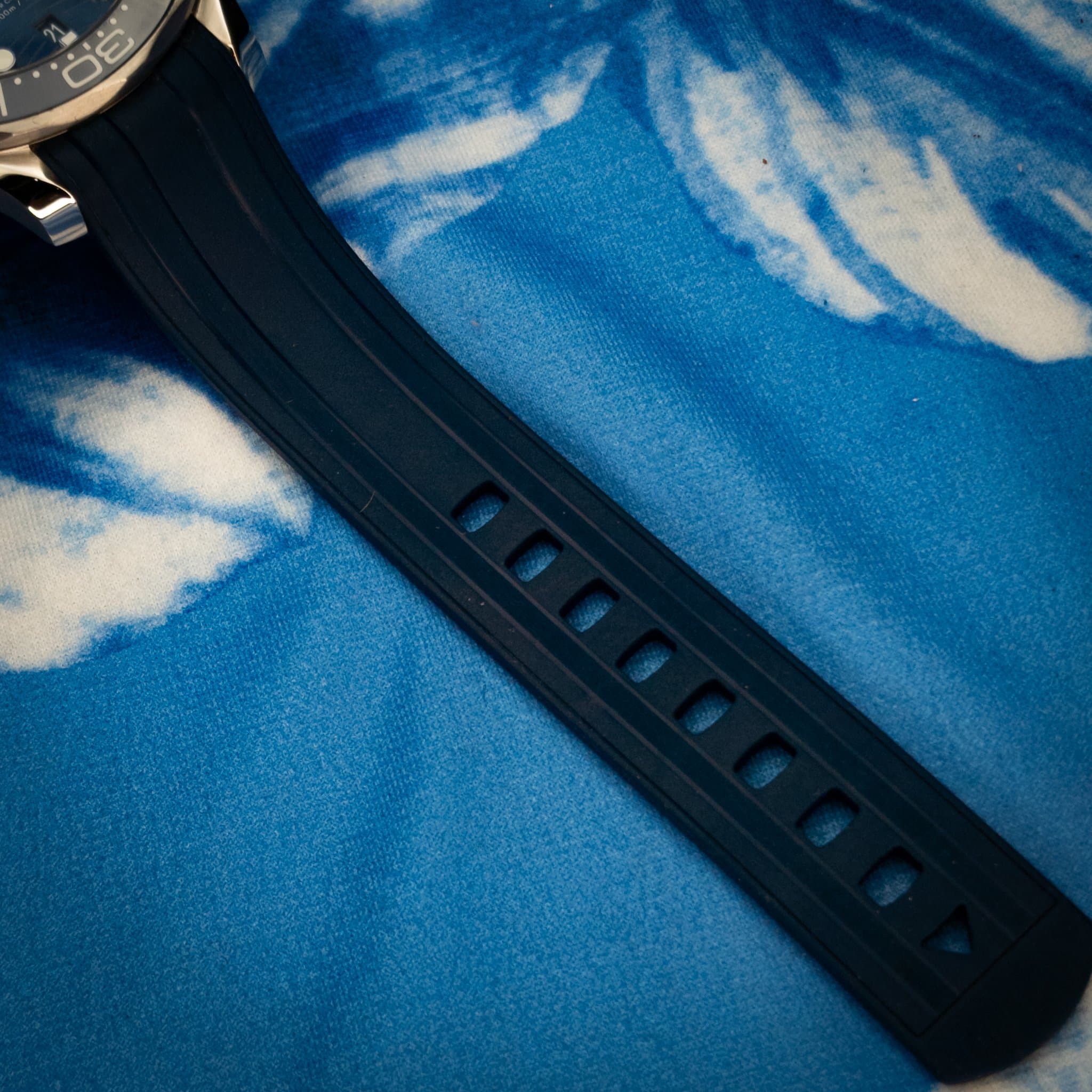 Omega SMP Blue Wave Rub (Ref. 210.32.42.20.03.001) — photo 9