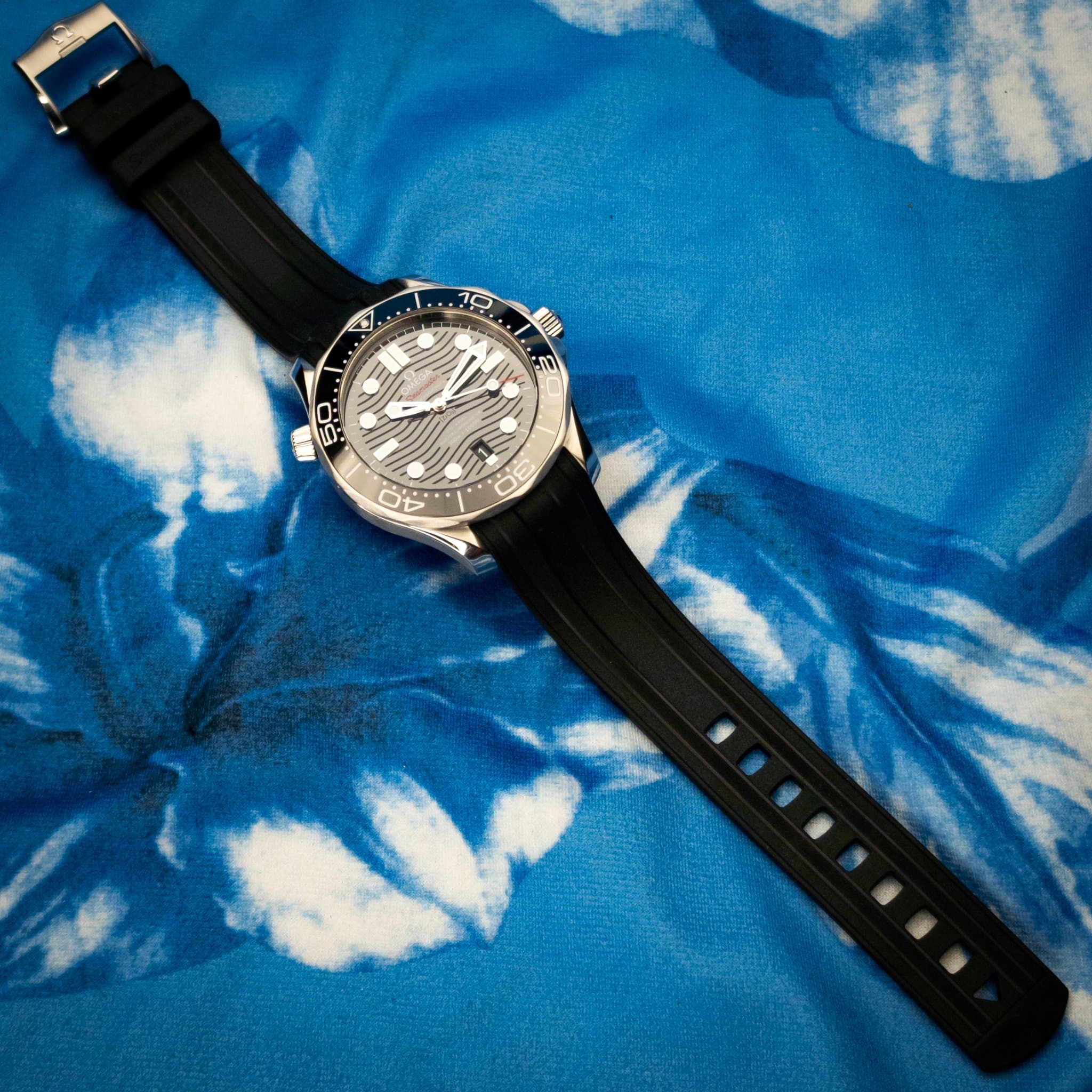 Omega Seamaster Black Wave Rubber (Ref. 210.32.42.20.01.001) — photo 11