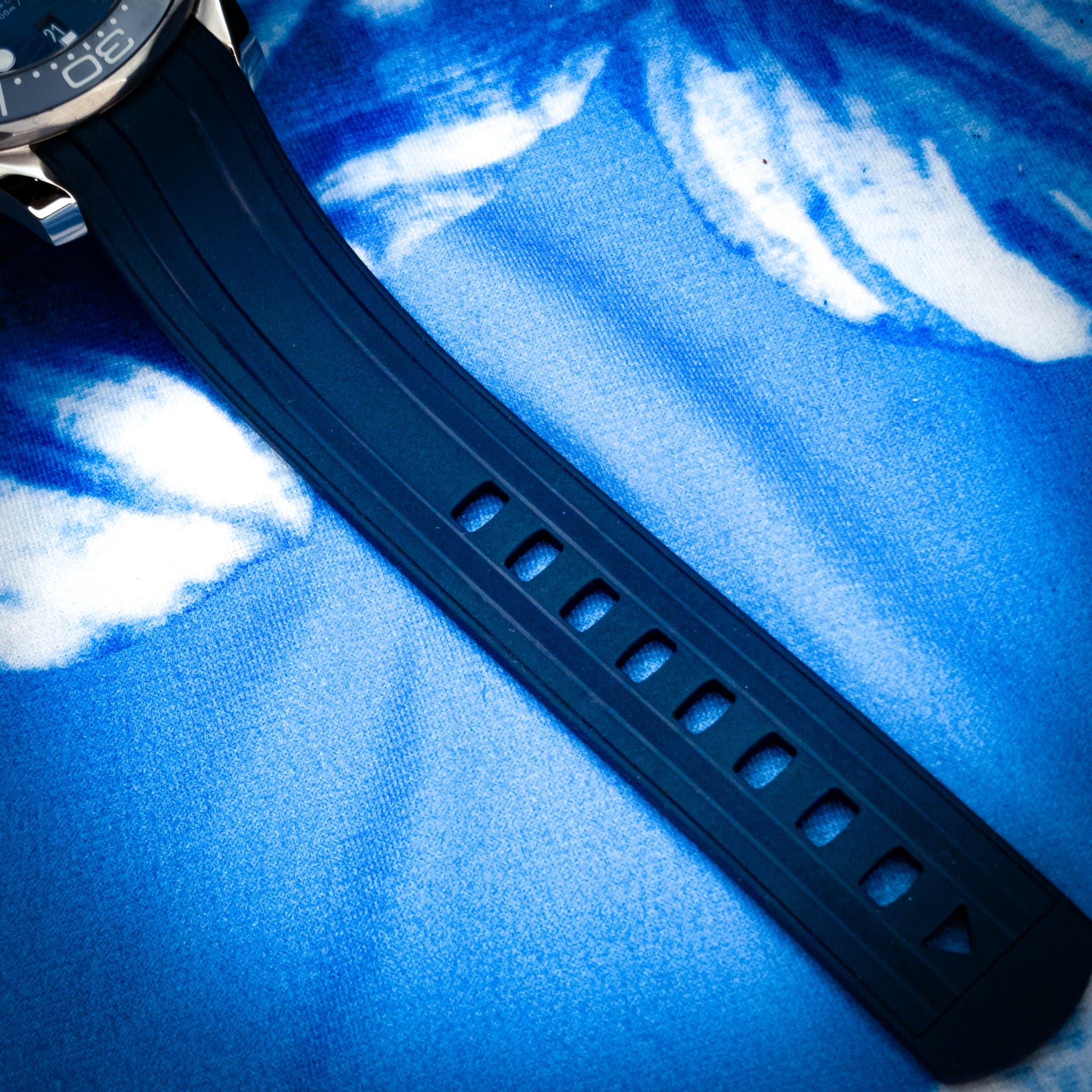 Omega Seamaster Pro 300M Blue Wave Rubber (Ref. 210.32.42.20.03.001) — photo 10