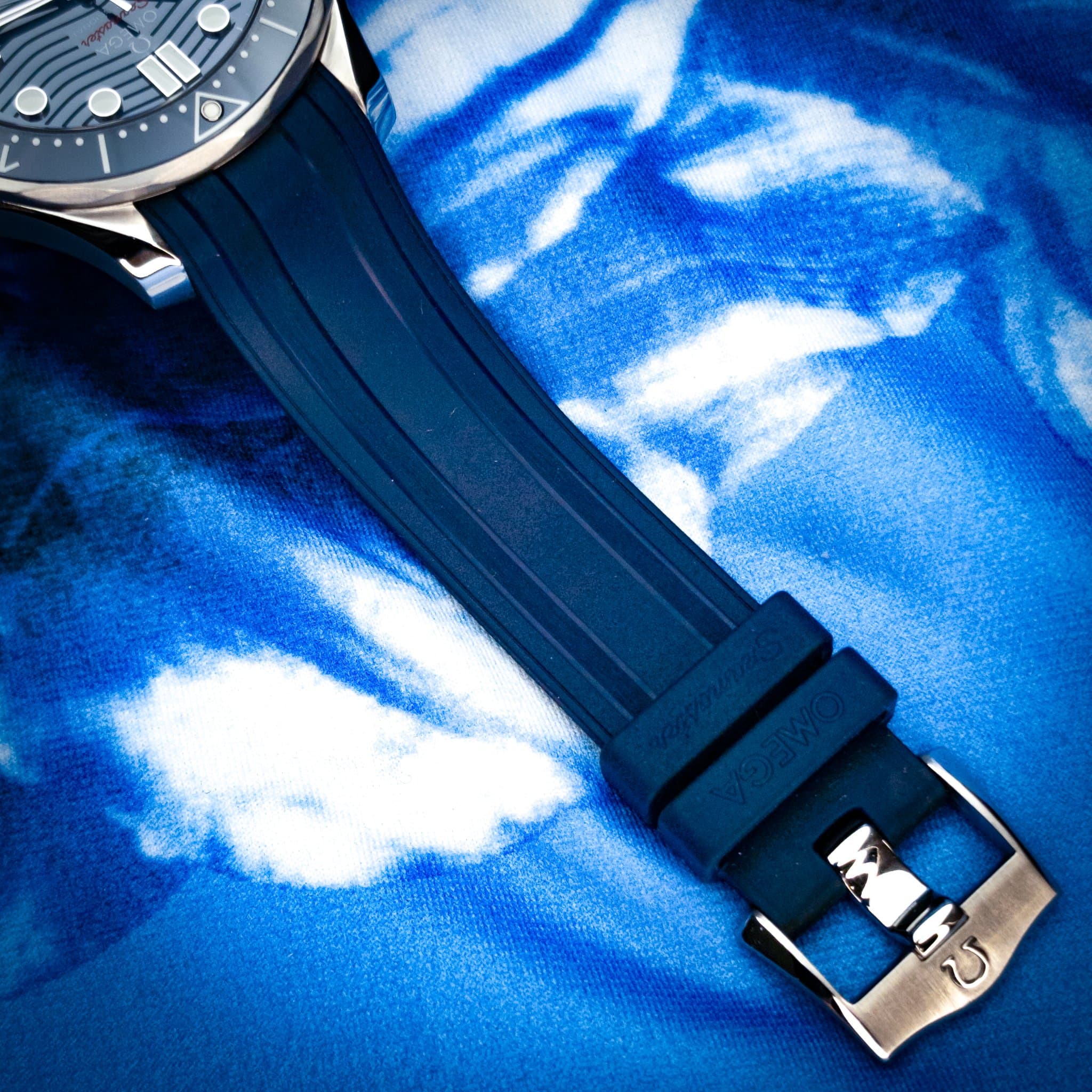 Omega Seamaster Pro 300M Blue Wave Rubber (Ref. 210.32.42.20.03.001) — photo 11